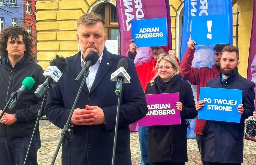 Mała grupka na spotkaniu z Adrianem Zandbergiem