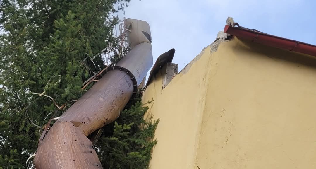 Chwile grozy – zawalił się komin przy kotłowni bloku