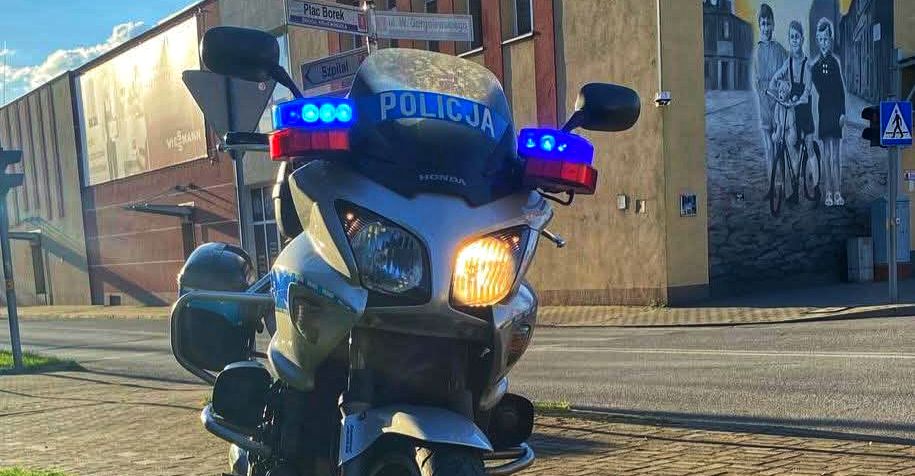 Eskortowali dwuletnie dziecko. Ojciec pędził najpierw do domu