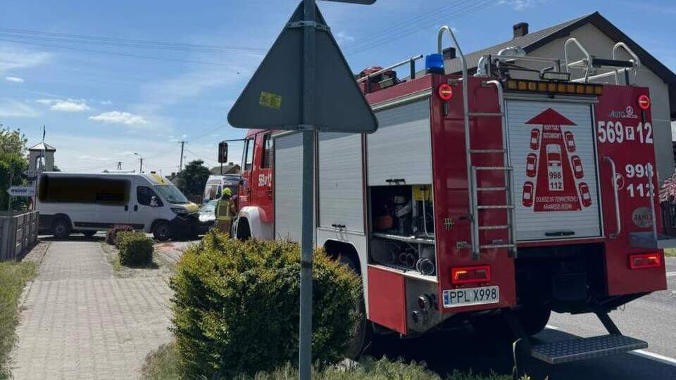 Bus znanej firmy kurierskiej został rozbity (ZDJĘCIA)