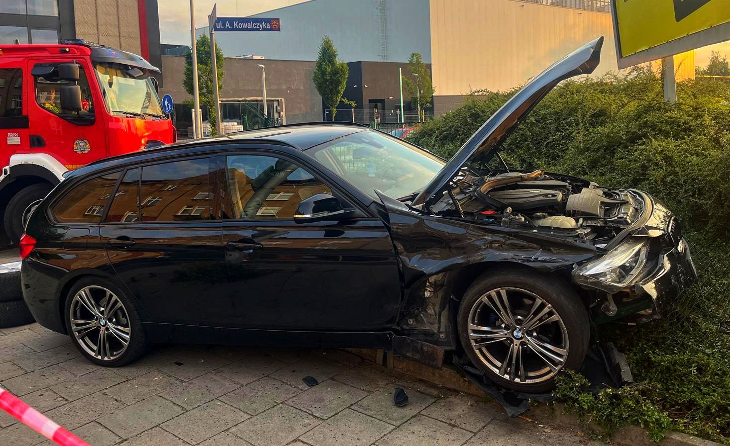 Dwa BMW roztrzaskane w pobliżu hali Arena (ZDJĘCIA)