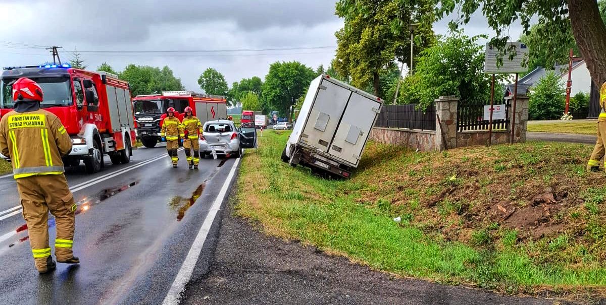 Zderzenie 3 aut w Górznie. 1 os. poszkodowana (ZDJĘCIA)