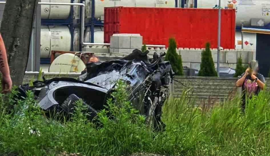 Osobówka wjechała pod pociąg. Osoba