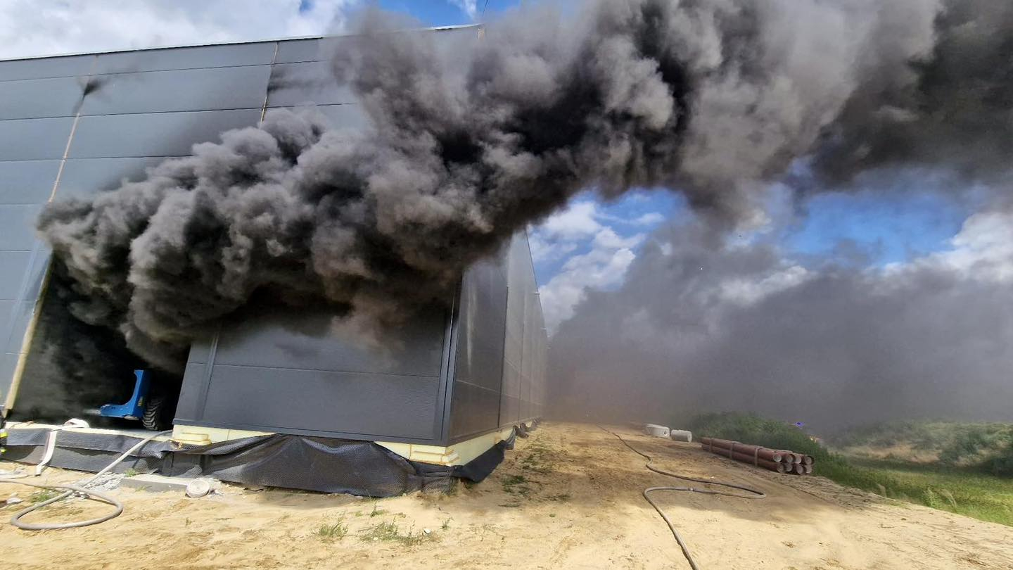 Pożar nowej hali. W akcji również straż pożarna z Ostrowa Wlkp. (WIDEO)
