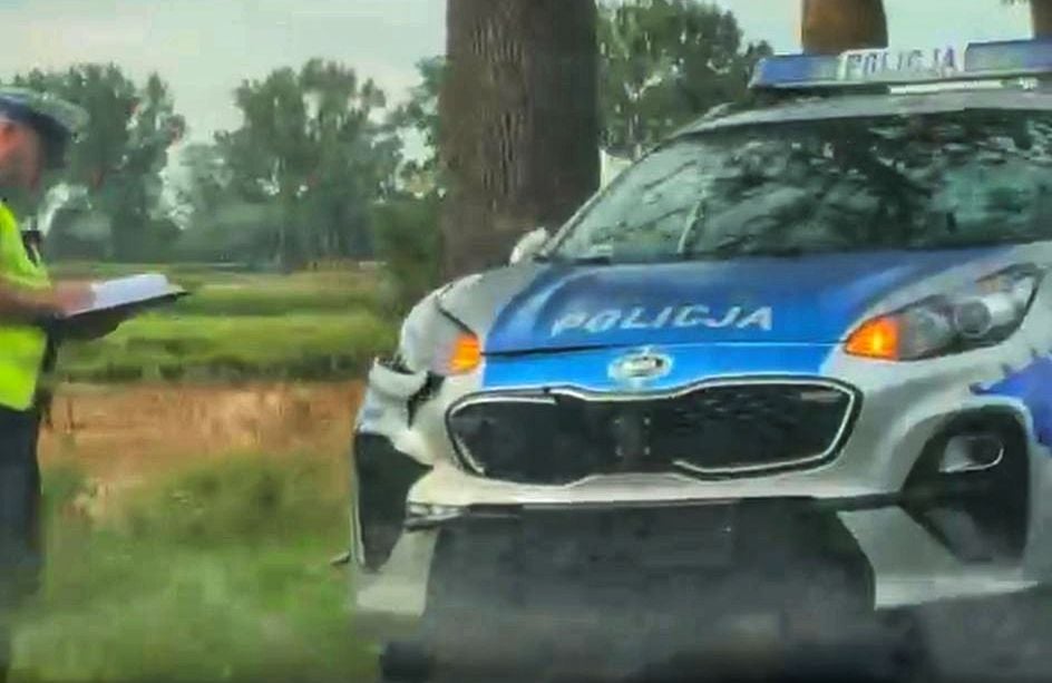 Radiowóz rozbity. Policjant bez mandatu