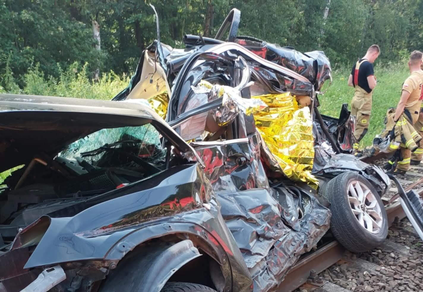 4 osoby nie żyją. Osobówka wjechała pod pociąg (REGION)