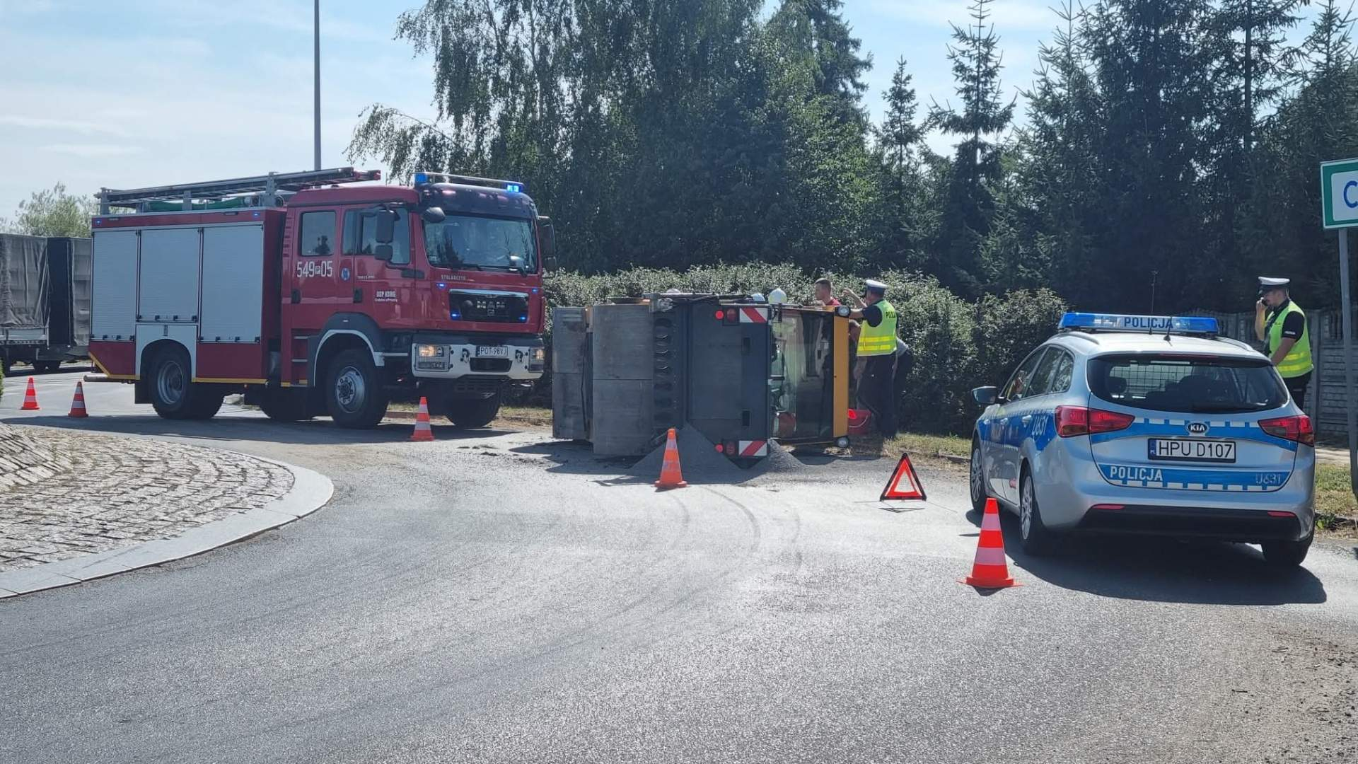 Walec drogowy spadł z platformy (ZDJĘCIA)