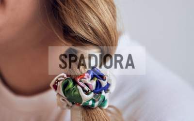 Jak uzyskać naturalny efekt loków podczas snu z jedwabnym wałkiem do włosów