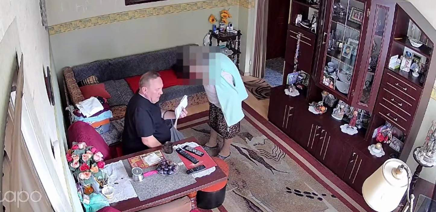 Oszust dał się nagrań w mieszkaniu seniorki (WIDEO)