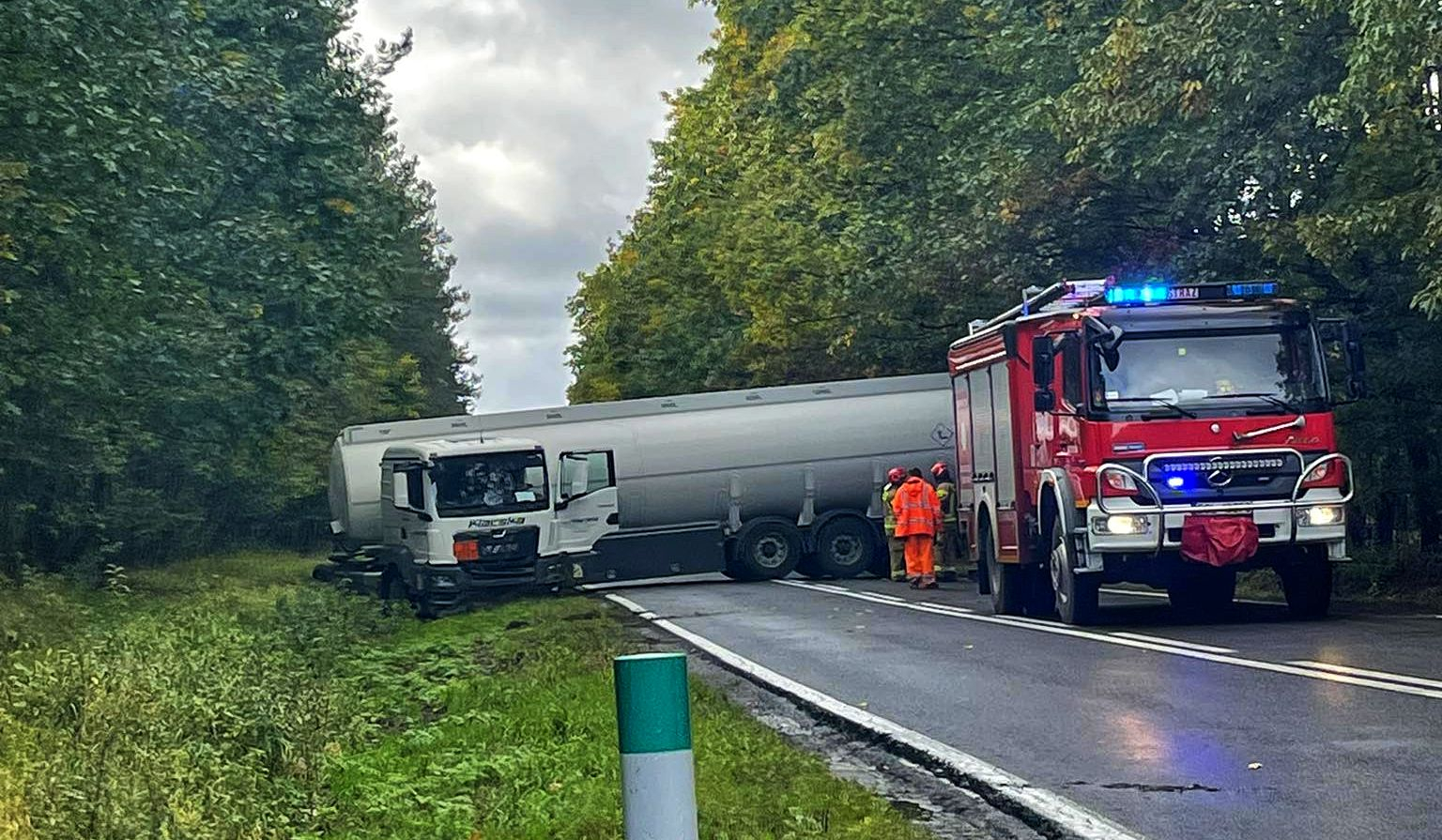 Cysterna zablokowała drogę