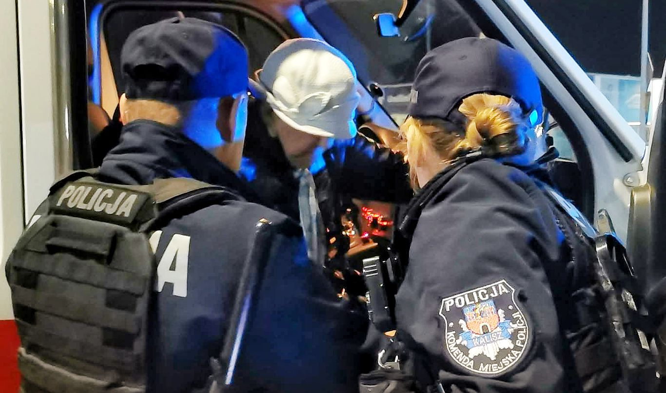 Synku… zgubiłam się. Pomożesz mi trafić do domu?” – wzruszająca interwencja ratowników z Ostrowa