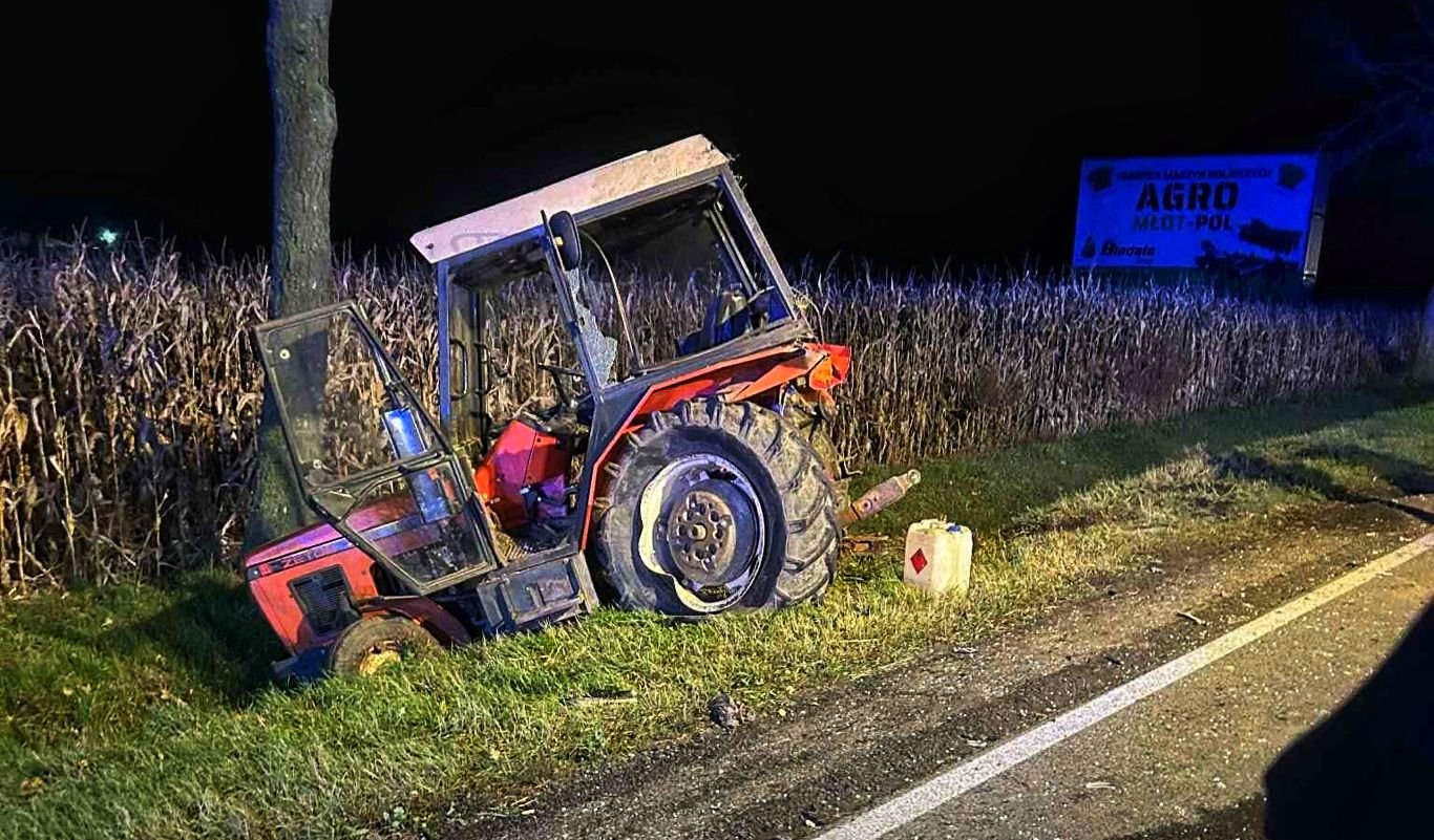 Dwie osoby trafiły do szpitala po zderzeniu auta z ciągnikiem
