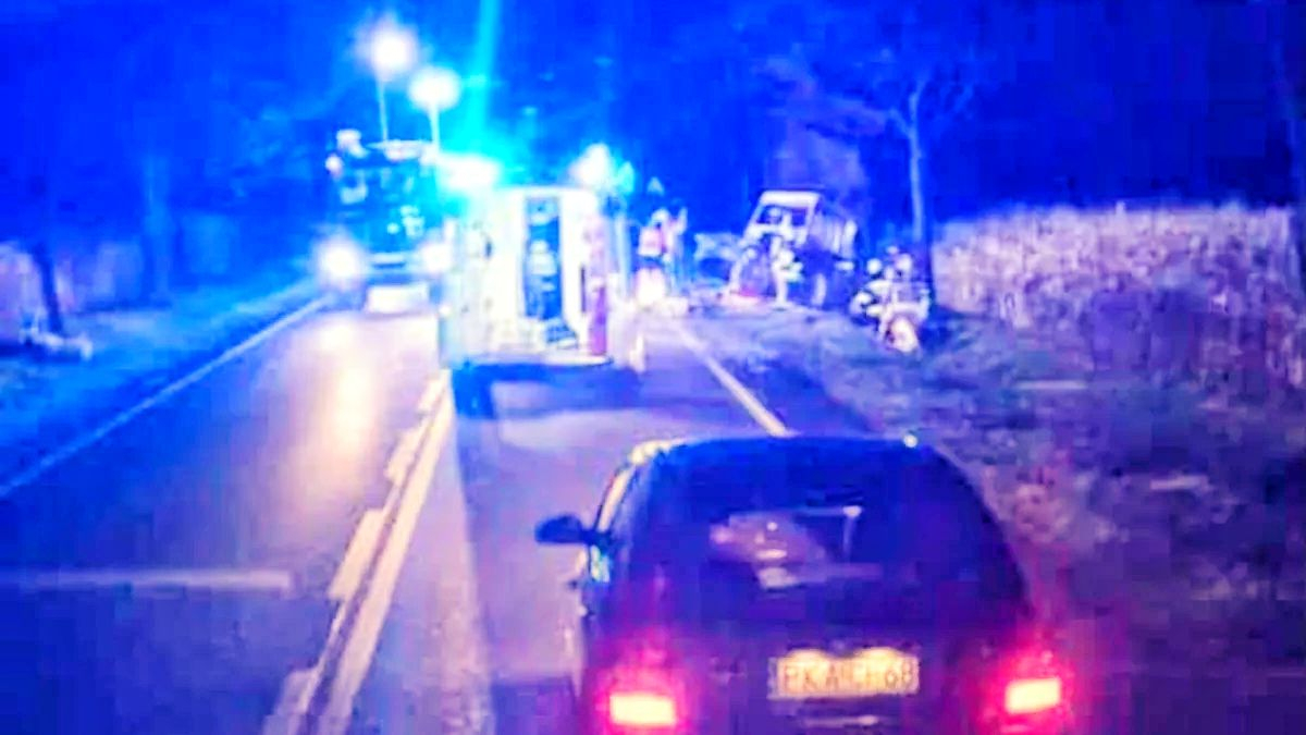 Dwie osoby trafiły do szpitala po zderzeniu auta z ciągnikiem