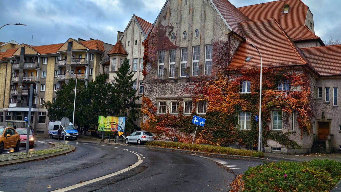 Skasowała słup i barierkę przy II LO (ZDJĘCIA)