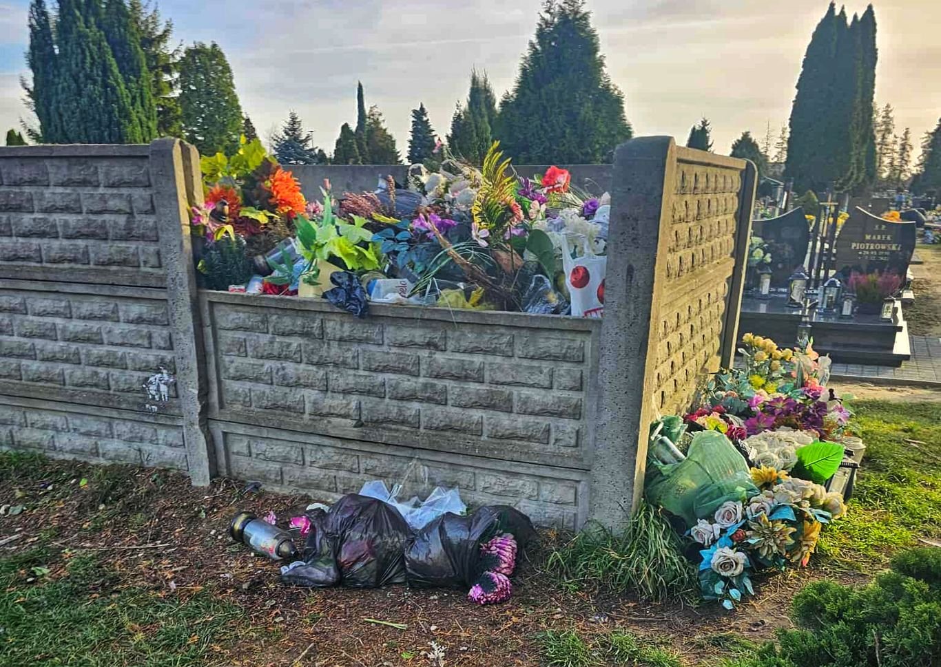 „Pomsta do nieba” – List czytelniczki o tym, jak czuje się traktowana na cmentarzu