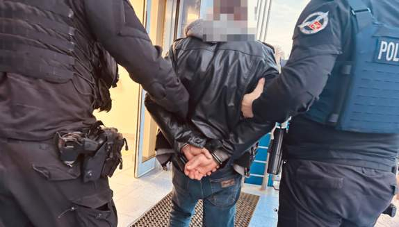 Policjanci skutecznie zatrzymali ośmiu poszukiwanych przestępców