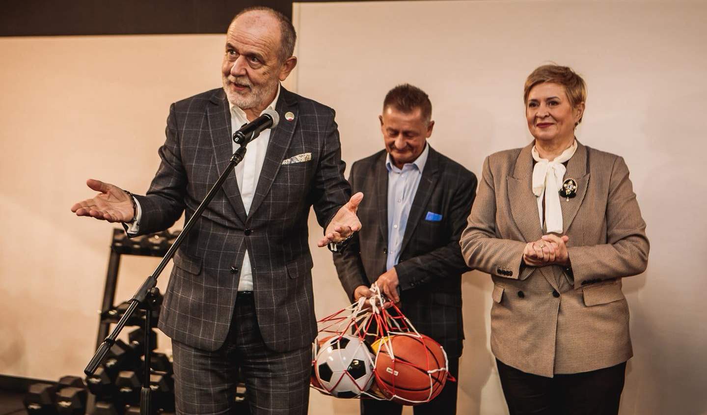 Piłki nie do gry. Stadion w Ostrowie otwarty, a prezent posła wprawił w konsternację