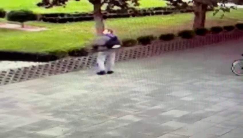 Kradzież roweru przy kościele – sprawca nagrany przez kamerę (WIDEO)