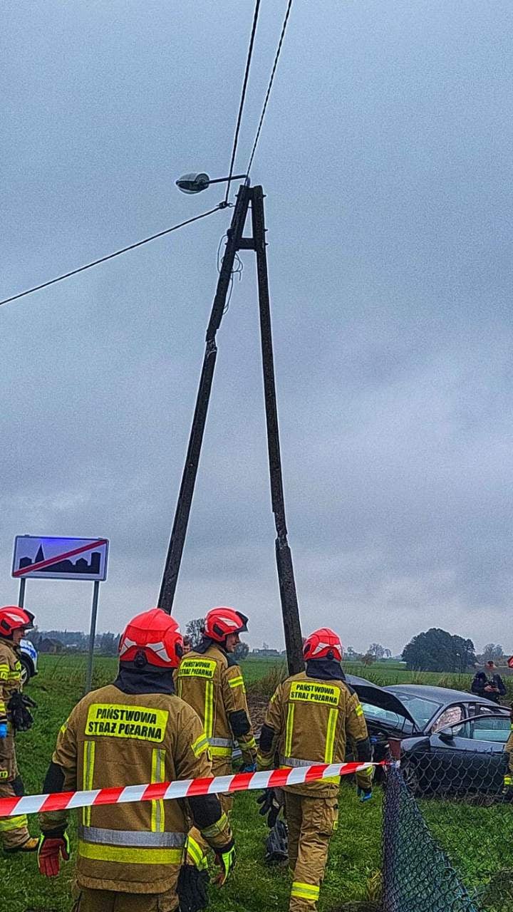 Skodą wjechała w słup (ZDJĘCIA)