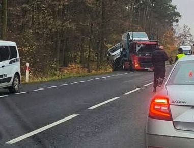 Ciężarówka w rowie. Trasa Ostrów – Pleszew (ZDJĘCIA)
