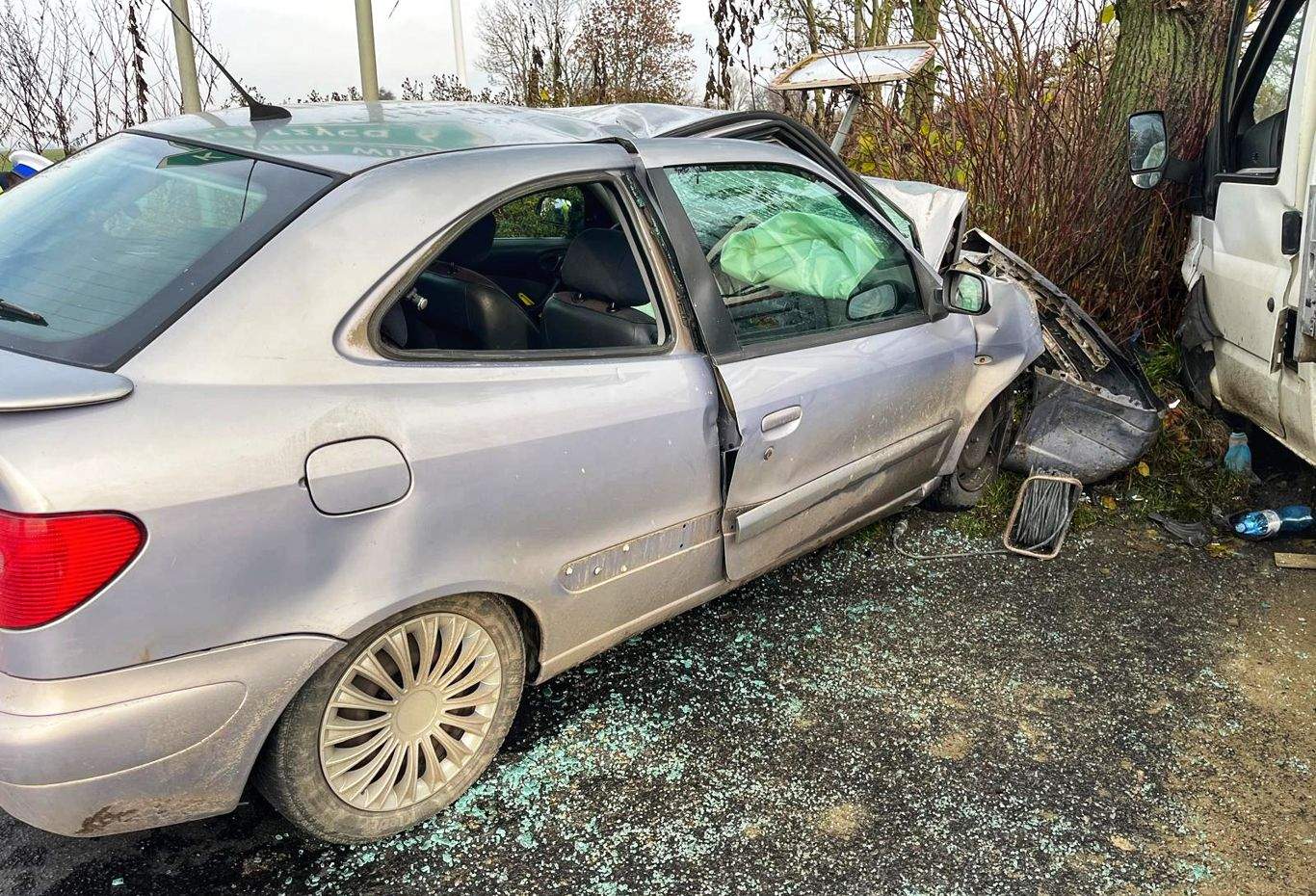 Dostawczym wymusił na STOP-ie. Była mgła (ZDJĘCIA)