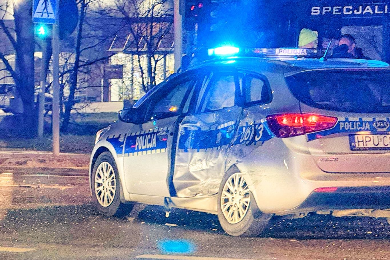 Rozbity radiowóz na Al. Słowackiego (ZDJĘCIA)