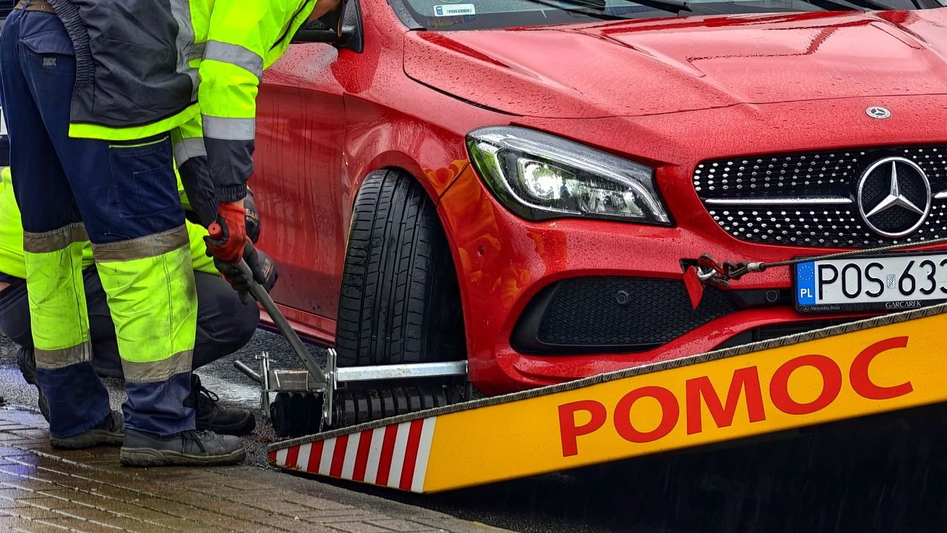 Mercedesem zaliczył przygodę na wiadukcie odolanowskim (ZDJĘCIA)