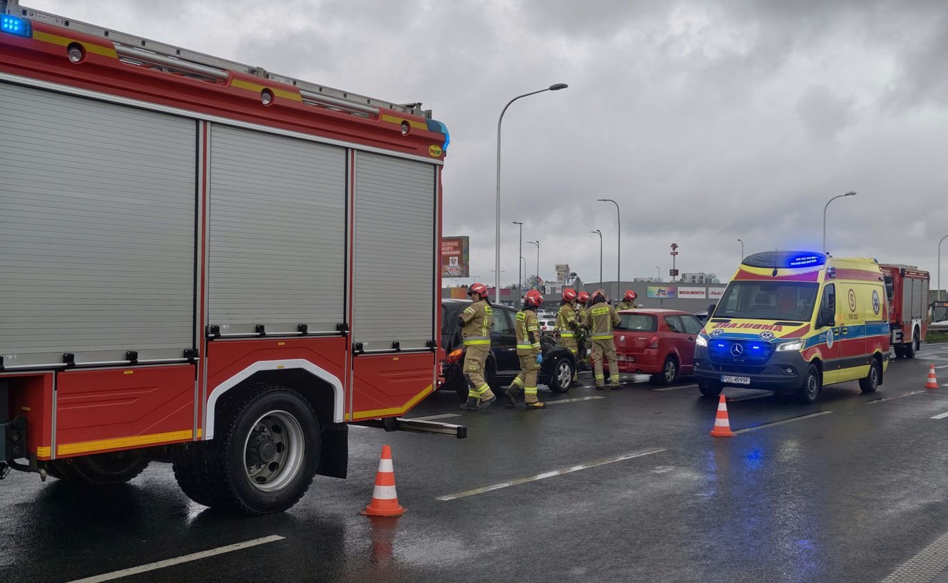 Zderzenie 3 aut na wprost galerii (ZDJĘCIA)