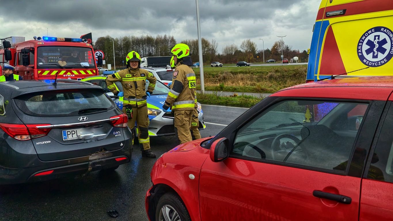 Zderzenie 3 aut na wprost galerii (ZDJĘCIA)