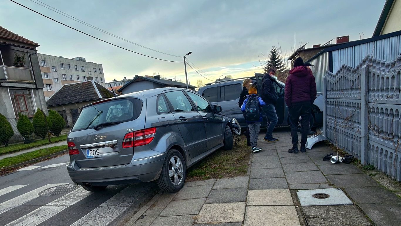 Citroenem storpedował płot i Mercedesa (ZDJĘCIA)