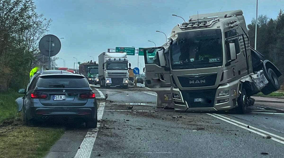 Wypadek na obwodnicy Ostrowa BMW i ciężarówka (ZDJĘCIA) aktualizacja