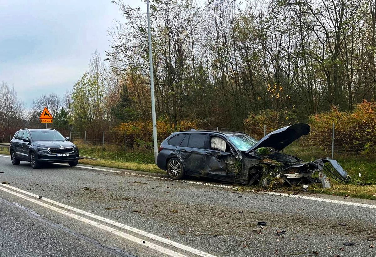 Wypadek na obwodnicy Ostrowa BMW i ciężarówka