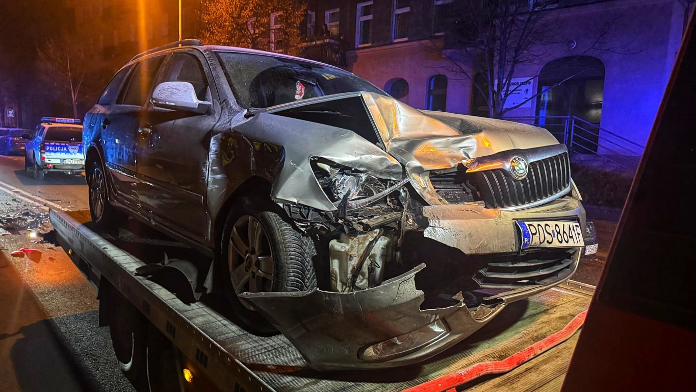 Jeden pijany kierowca wjechał w drugiego i w… radiowóz (ZDJĘCIA)