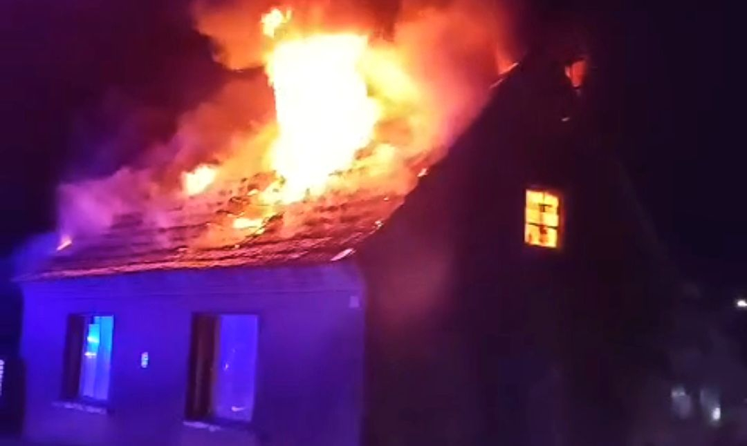 Pożar domu. Ogień wychodził z dachu (ZDJĘCIA)
