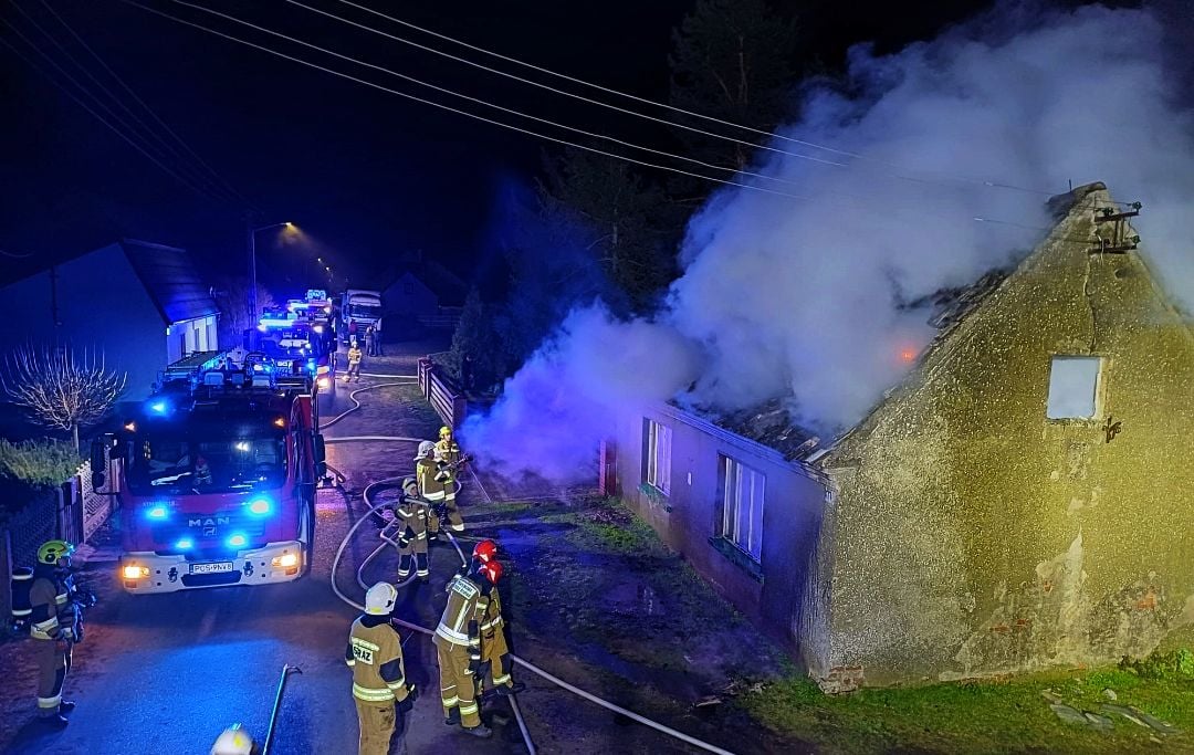 Pożar domu. Ogień wychodził z dachu (ZDJĘCIA)