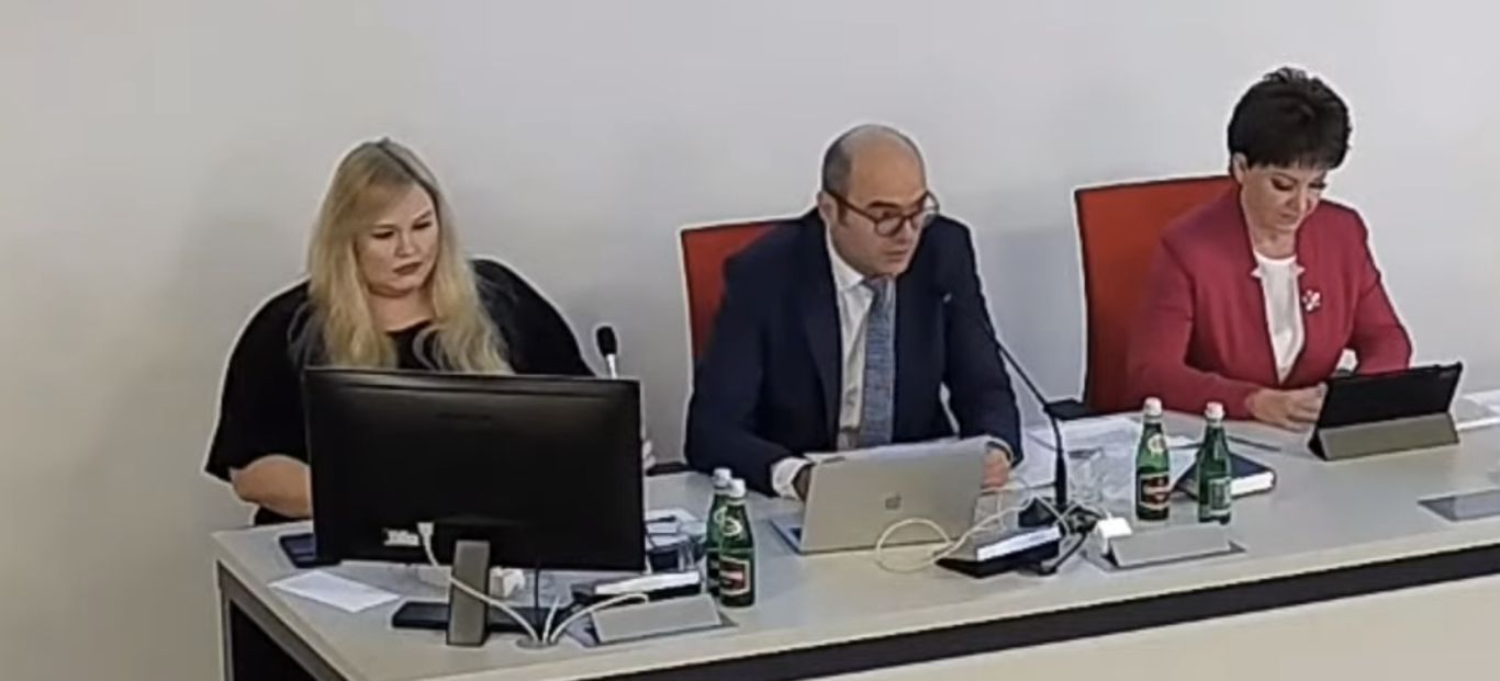 Damian Grzeszczyk odwołany z funkcji przewodniczącego Rady Miejskiej Ostrowa Wielkopolskiego. Polityczne trzęsienie ziemi po odejściu radnej Grochowskiej