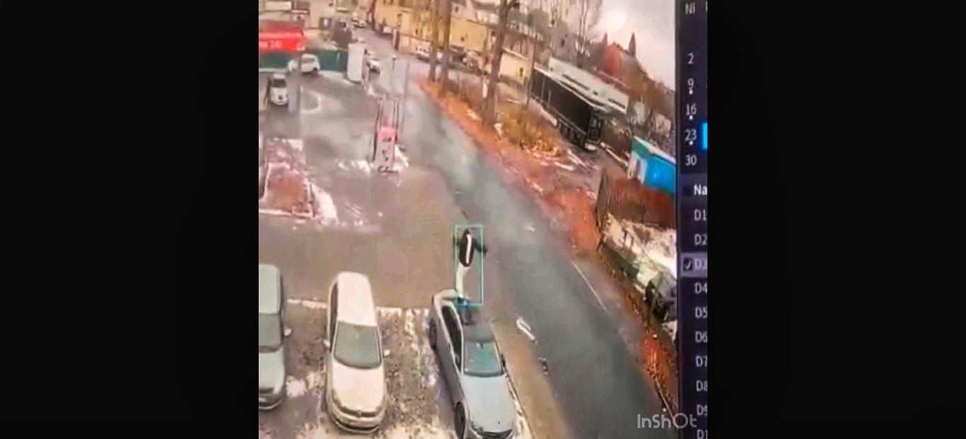 Przebiegł po dachu Mercedesa i wpadł (wideo)