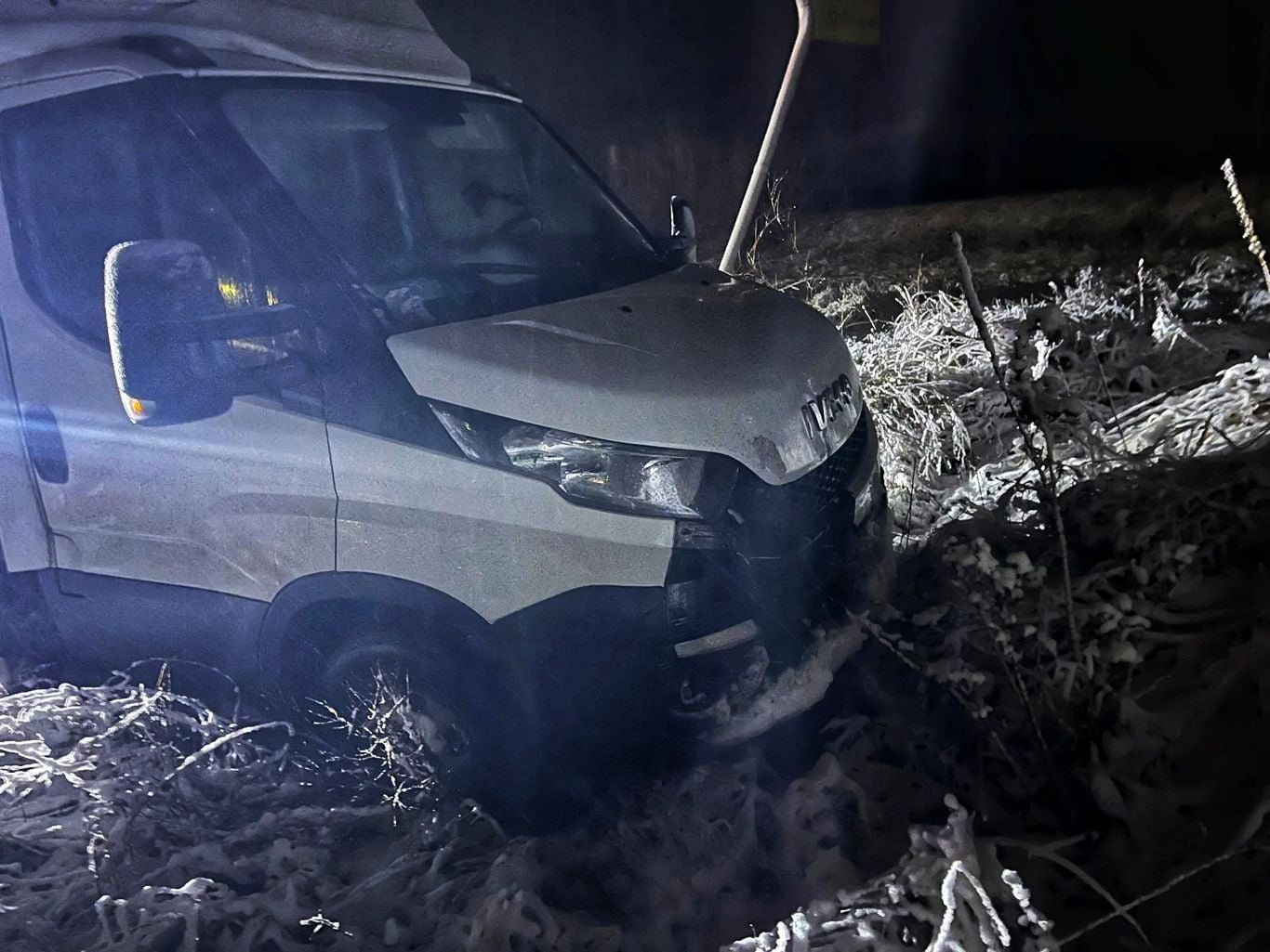 Lodowisko na drogach. Auta w rowach (ZDJĘCIA)