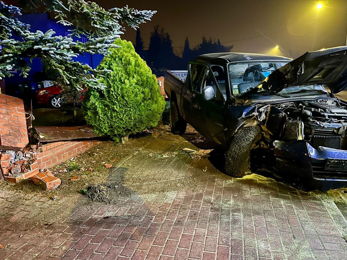 Ojciec pewnie pęka z dumy! 18-latek wziął auto i zakończył rajd na… płocie!