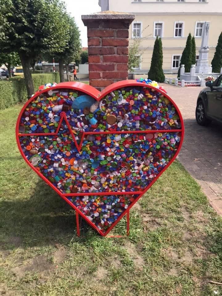 Koniec serc na nakrętki. Dlaczego znikają pojemniki, które przez lata pomagały potrzebującym?