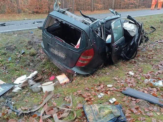 Nie żyje mężczyzna. Z wraku auta kilka zostało (ZDJĘCIA, z Regionu)