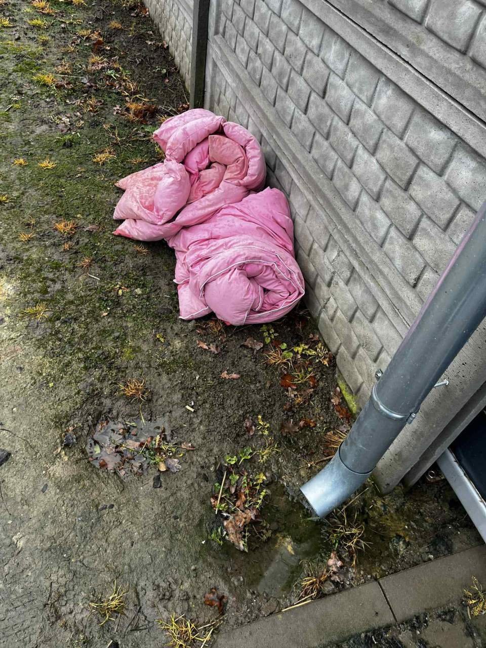 Kobieta podrzuciła TO pod schroniska. Teraz jest poszukiwana