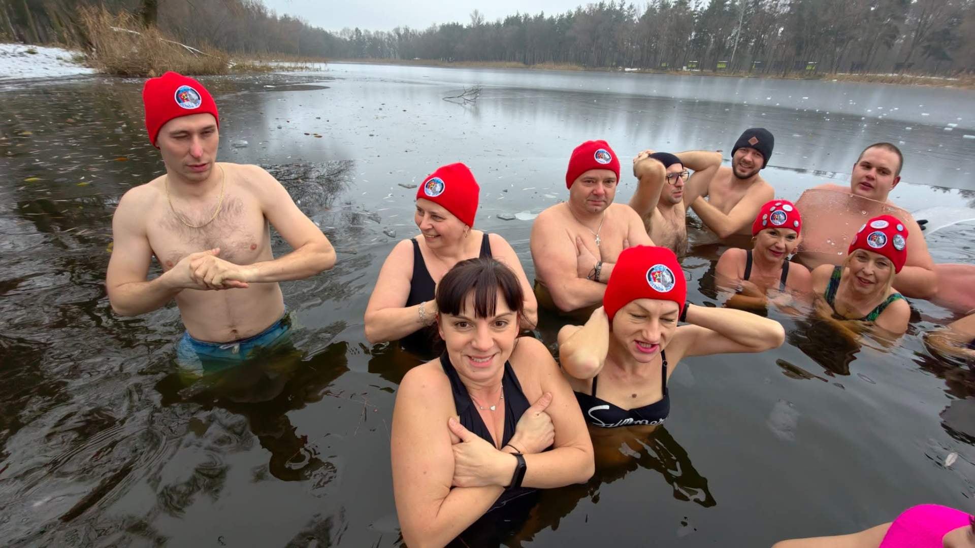 W końcu kąpali się wśród lodu (ZDJĘCIA)