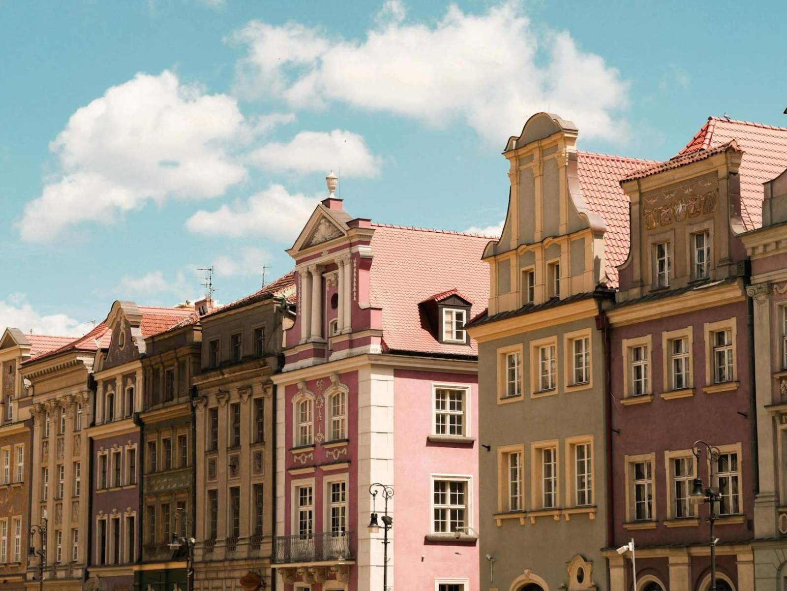 Noclegi w Poznaniu podczas wyjazdu biznesowego: poznaj sprawdzone opcje!