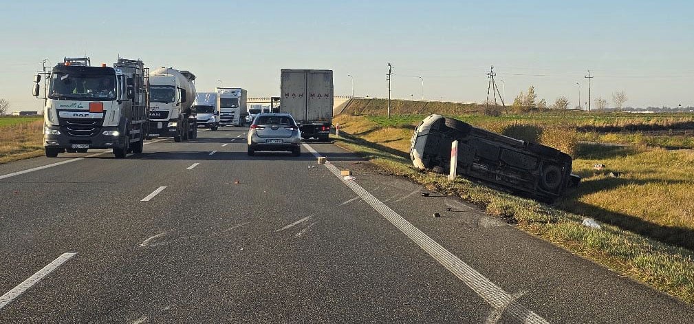 Zderzenie na trasie Ostrów Wlkp. – Kalisz. Bus i ciężarówka