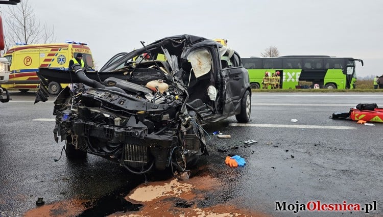 Poważny wypadek autokaru i osobówki (ZDJĘCIA, Z REGIONU)