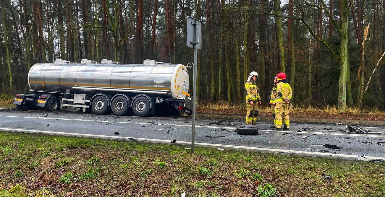 Cysterna i osobówka. 1 osoba nie żyje (ZDJĘCIA)