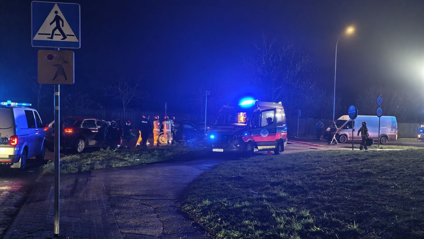 Wypadek dwóch aut na Asnyka i Komuny Paryskiej. 2 dzieci w karetce (ZDJĘCIA)