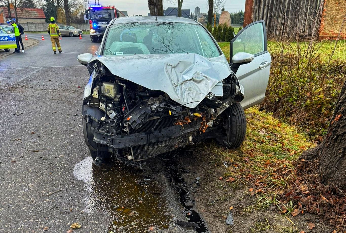 Auto uderzyło w drzewo. Jedna osoba w szpitalu
