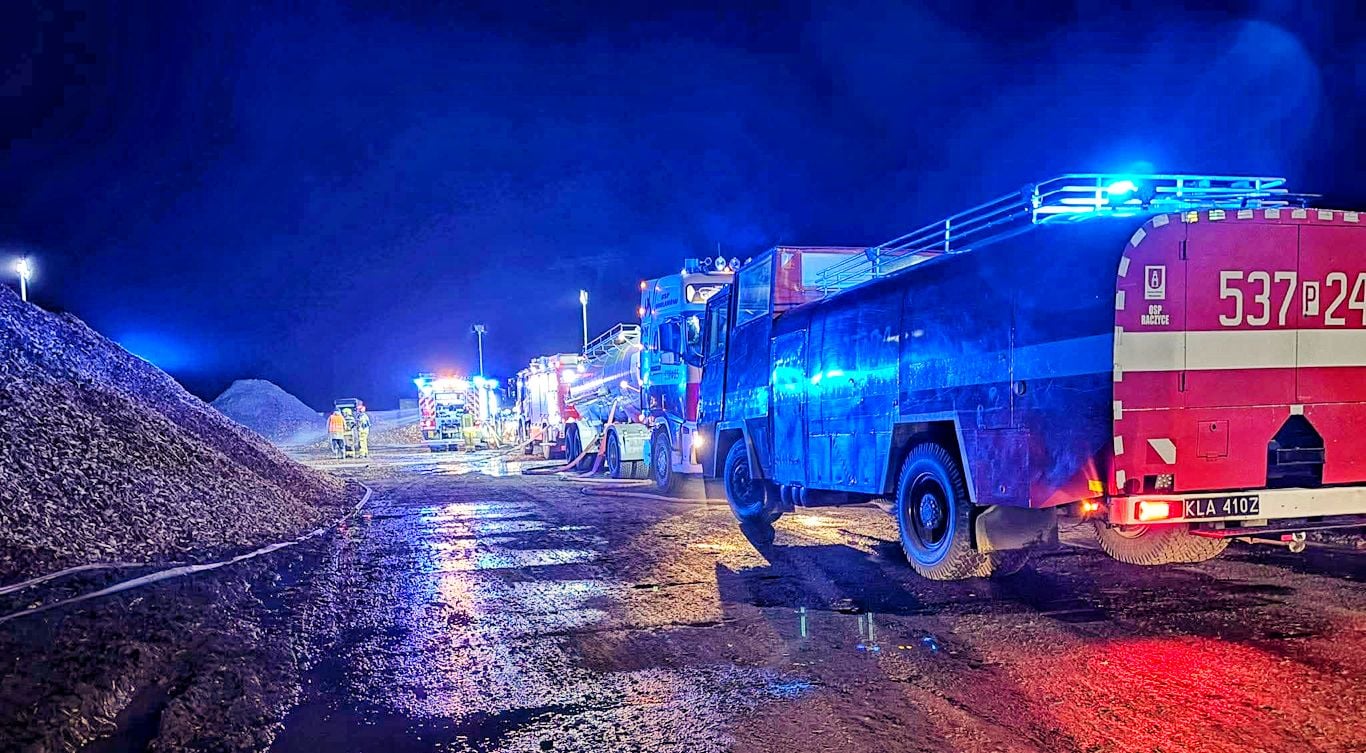 Strażacy walczą ze sporym pożarem niedaleko Ostrowa